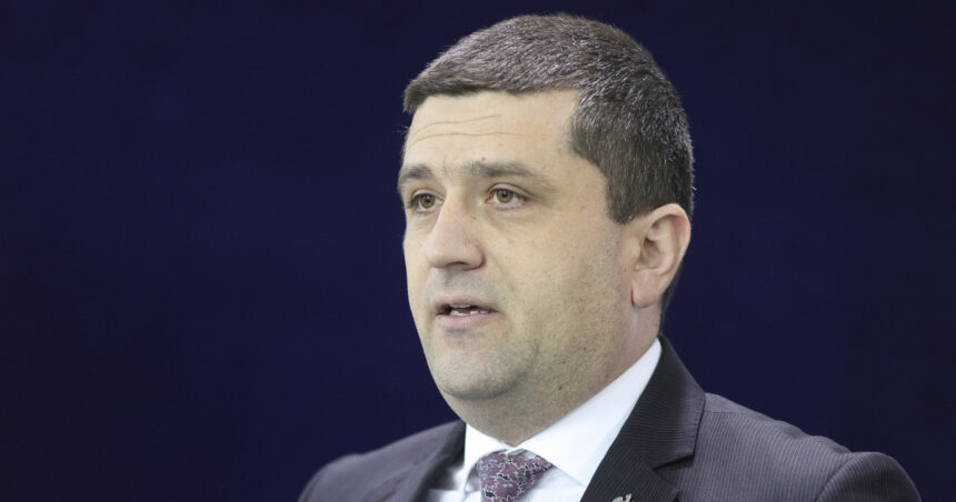 video cu ceasul la mana sau in buzunar radu miruta ironie la adresa lui sorin grindeanu chiar la inaugurarea unei autostrazi 6a7c498ad2247