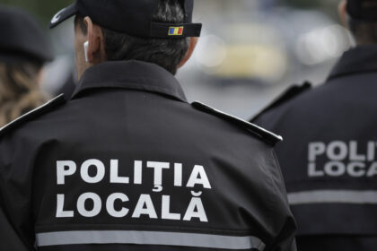 video femeie in varsta care vindea fructe si legume pe trotuar umilita de un politist local din bucuresti agentul i a aruncat marfa pe jos 6a92933cbb986