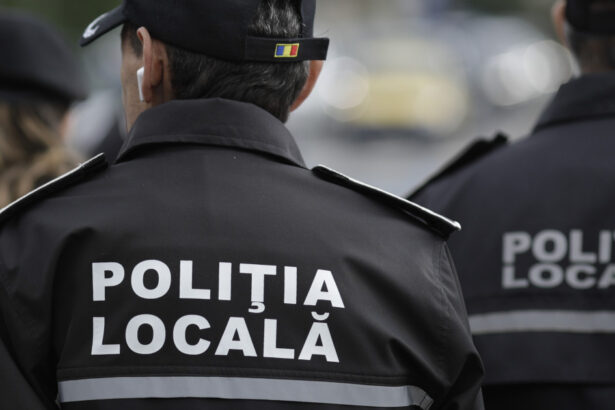 video femeie in varsta care vindea fructe si legume pe trotuar umilita de un politist local din bucuresti agentul i a aruncat marfa pe jos 6a92933cbb986