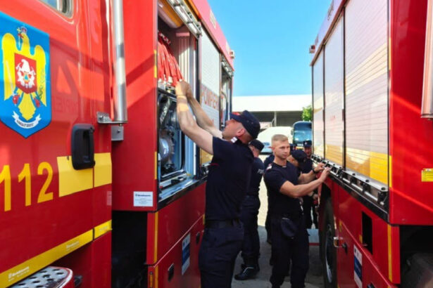 video incendiu la o nava care transporta minereu in portul midia pompierii intervin cu mai multe echipaje 6a87fcb081d1f