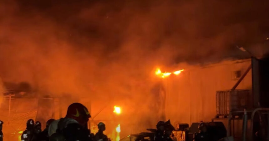 video incendiu puternic la o hala din sectorul 1 al capitalei pompierii intervin cu peste 20 de autospeciale a fost emis mesaj ro alert 6a7ea28a0a572