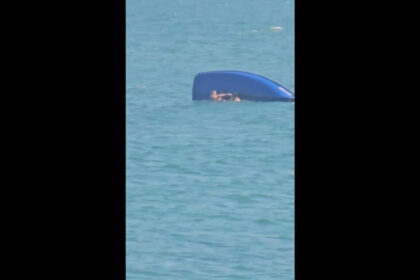 video incident in statiunea saturn o barca cu cinci persoane s a rasturnat in marea neagra turistii au fost salvati 6a8b0957efb1f