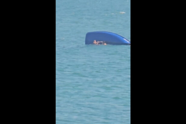 video incident in statiunea saturn o barca cu cinci persoane s a rasturnat in marea neagra turistii au fost salvati 6a8b0957efb1f