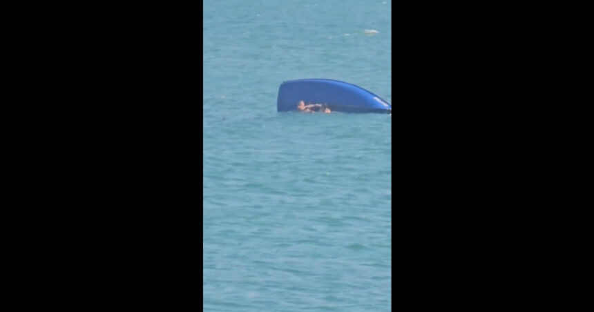 video incident in statiunea saturn o barca cu cinci persoane s a rasturnat in marea neagra turistii au fost salvati 6a8b0957efb1f