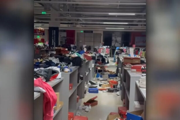video magazinul unui brand care pleaca din romania devastat dupa ce a anuntat reduceri de 50 pare ca a fost vizitat de o tornada 6a84a6640e678