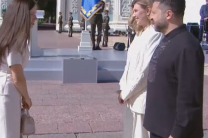 video mirabela gradinaru a mers la kiev de ziua independentei partenera lui nicusor dan prezenta in semn respect pentru poporul ucrainean 6a8c37ad9d123