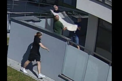 video o chestiune de secunde momentul in care trei polonezi reusesc sa prinda intr o patura un copil care cade de la etajul 5 al unui bloc 6a7ac6d264173
