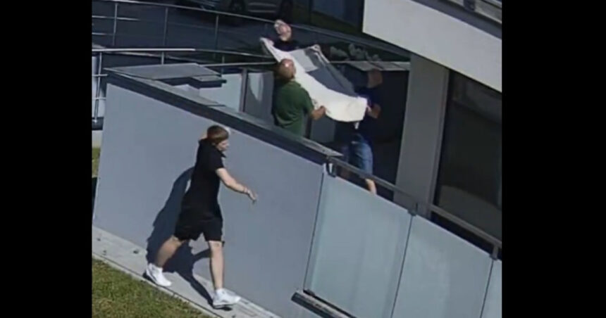 video o chestiune de secunde momentul in care trei polonezi reusesc sa prinda intr o patura un copil care cade de la etajul 5 al unui bloc 6a7ac6d264173