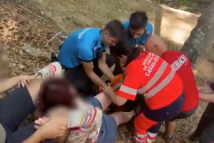 video o turista si a fracturat glezna pe munte si nu s a mai putut deplasa a fost salvata de jandarmii montani 6a7b48ba035b3