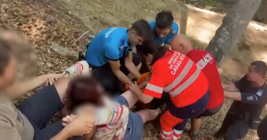 video o turista si a fracturat glezna pe munte si nu s a mai putut deplasa a fost salvata de jandarmii montani 6a7b48ba035b3