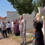 video peste 100 de oameni au participat la dezvelirea bustului generalului decedat radu theodoru fost suspect intr un dosar de tradare 6a8bfbbd5dfc6