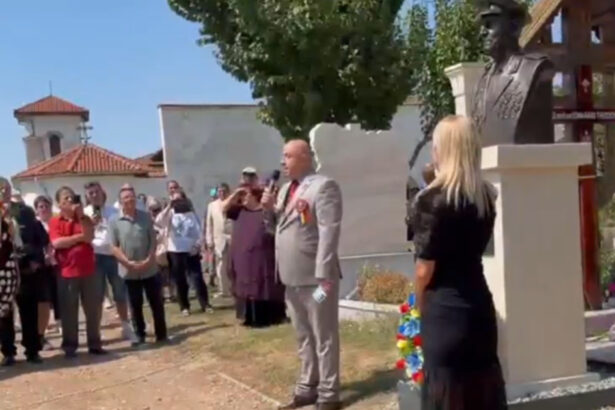 video peste 100 de oameni au participat la dezvelirea bustului generalului decedat radu theodoru fost suspect intr un dosar de tradare 6a8bfbbd5dfc6