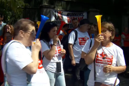 video protest la ministerul muncii sindicatele cer cresterea salariului minim din 2027 si deblocarea negocierilor colective 6a8d6f12e7814
