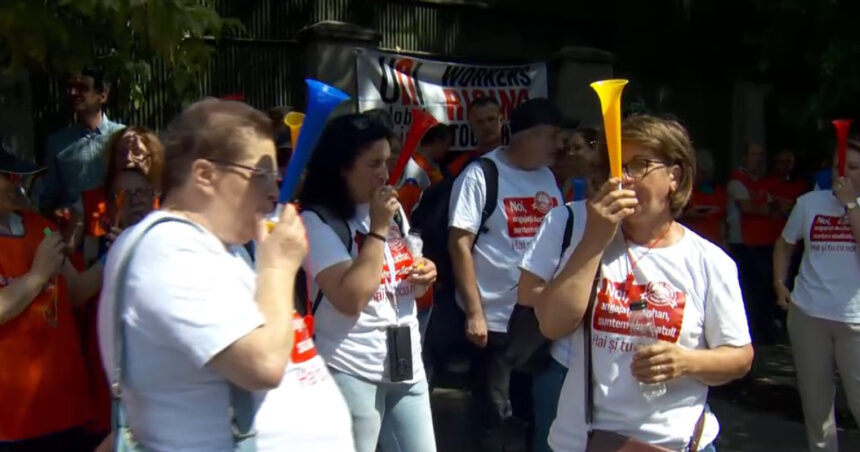 video protest la ministerul muncii sindicatele cer cresterea salariului minim din 2027 si deblocarea negocierilor colective 6a8d6f12e7814