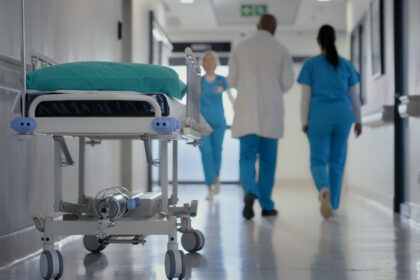 video scandal la spitalul din slatina o infirmiera a fost lovita de mai multe ori de o pacienta si de sotul ei politia a deschis ancheta 6a79b859aeea5