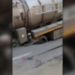 video scene incredibile in buzau o autospeciala a companiei de apa a cazut intr o groapa aparuta in asfalt ce a provocat surparea 6a9583bcc8212