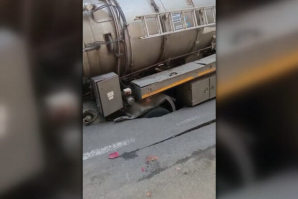 video scene incredibile in buzau o autospeciala a companiei de apa a cazut intr o groapa aparuta in asfalt ce a provocat surparea 6a9583bcc8212