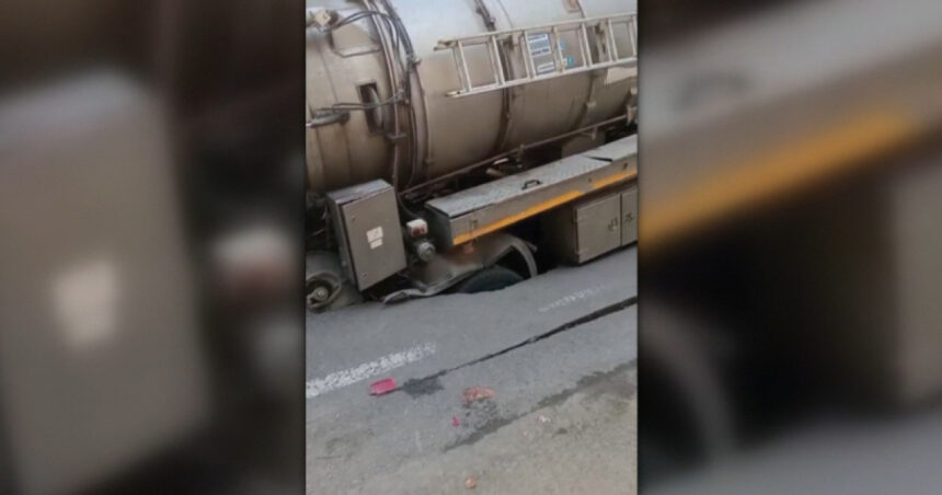 video scene incredibile in buzau o autospeciala a companiei de apa a cazut intr o groapa aparuta in asfalt ce a provocat surparea 6a9583bcc8212