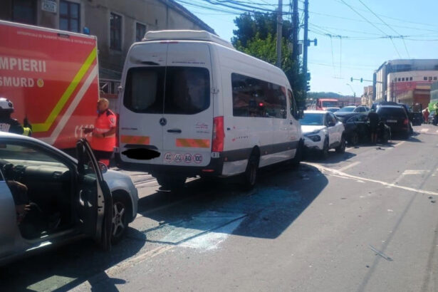 video soferul autobuzului care a lovit 12 masini in medias beat la volan 22 de persoane au fost implicate patru au ajuns la spital 6a87118a0fff6