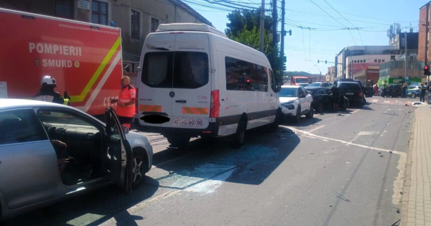 video soferul autobuzului care a lovit 12 masini in medias beat la volan 22 de persoane au fost implicate patru au ajuns la spital 6a87118a0fff6