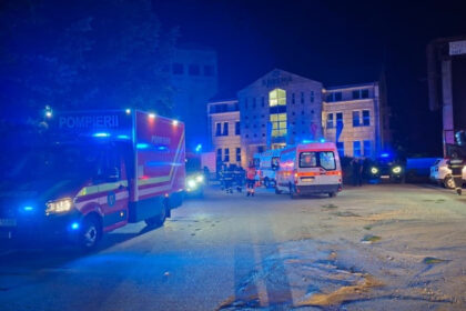 video trei pacienti intoxicati cu fum la arad dupa un incendiu pornit de la ziare aprinse intr un centru medical 6a8a98d5c3a89