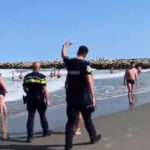 video turistii au ignorat steagul rosu si au intrat in mare politistii si jandarmii au intervenit pe litoral 6a7de8641d100