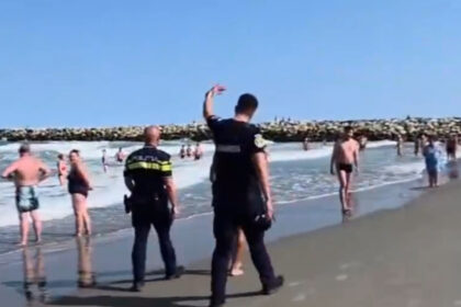 video turistii au ignorat steagul rosu si au intrat in mare politistii si jandarmii au intervenit pe litoral 6a7de8641d100