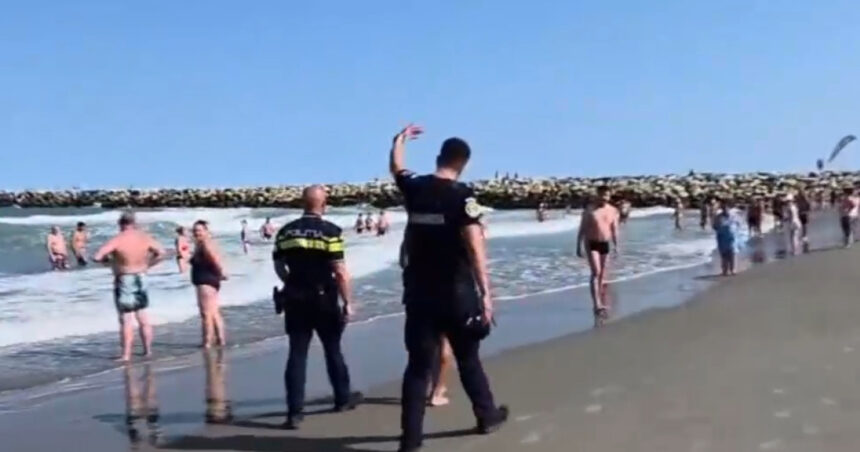 video turistii au ignorat steagul rosu si au intrat in mare politistii si jandarmii au intervenit pe litoral 6a7de8641d100