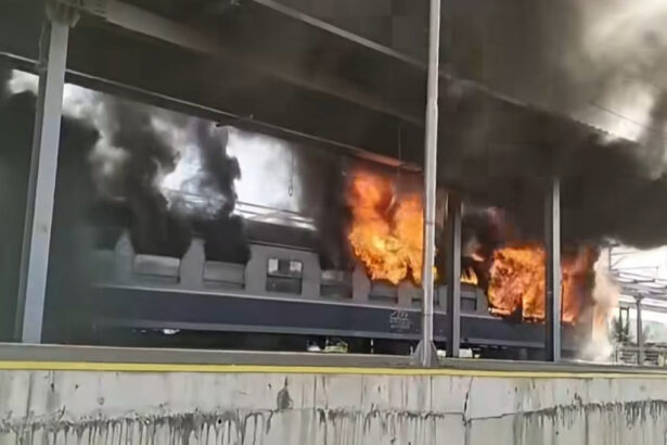 video un vagon de tren a luat foc in gara anuntul cfr 6a7debdeabe76