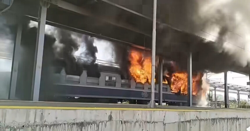 video un vagon de tren a luat foc in gara anuntul cfr 6a7debdeabe76