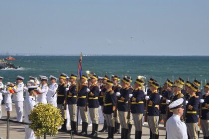video ziua marinei sarbatorita pe faleza cazinoului din constanta sute de constanteni si turisti asista la spectacolul aviatic 6a8010b22c537