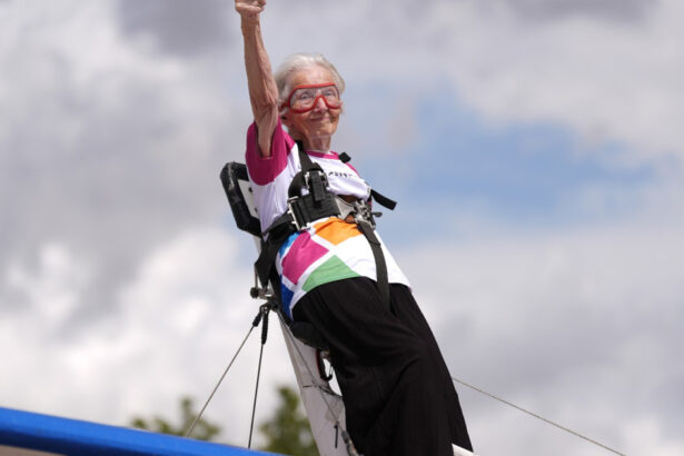videofoto la 97 de ani betty bromage este cea mai in varsta femeie din lume care practica wing walking 6a74c2d8739c1