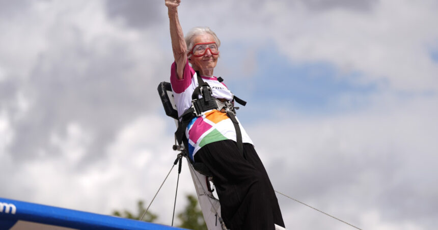 videofoto la 97 de ani betty bromage este cea mai in varsta femeie din lume care practica wing walking 6a74c2d8739c1