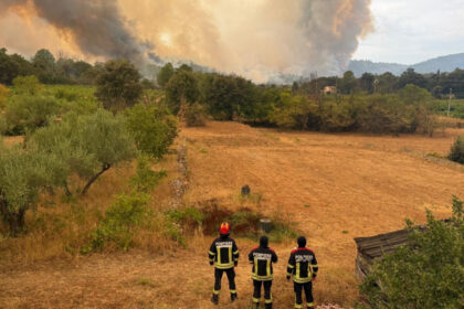videofoto pompierii romani au revenit din franta dupa lupta cu incendiile de padure copiii le au oferit desene si mesaje de multumire 6a71a16d7337b