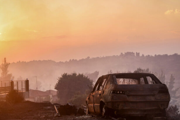 zid de foc de 30 de metri in grecia sute de turisti evacuati pe mare din calea incendiilor care devasteaza europa 6a7ed0af14bf7