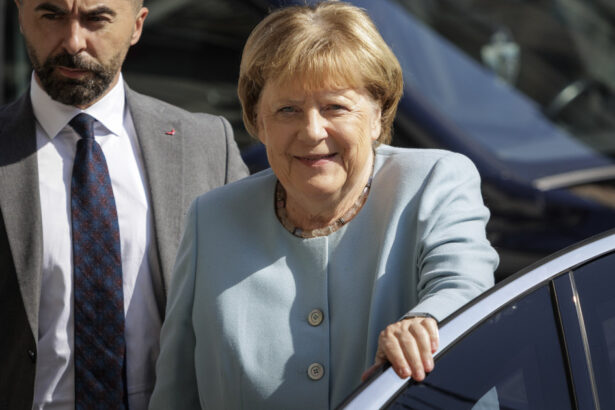 angela merkel trebuie sa cheltuim mai mult pentru aparare ce spune fostul cancelar despre un rol de emisar in relatia cu putin 6a97df4399e0f