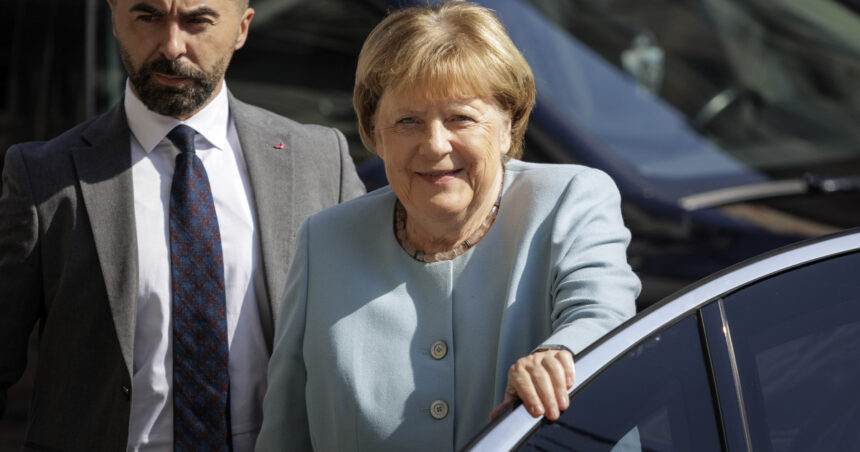 angela merkel trebuie sa cheltuim mai mult pentru aparare ce spune fostul cancelar despre un rol de emisar in relatia cu putin 6a97df4399e0f