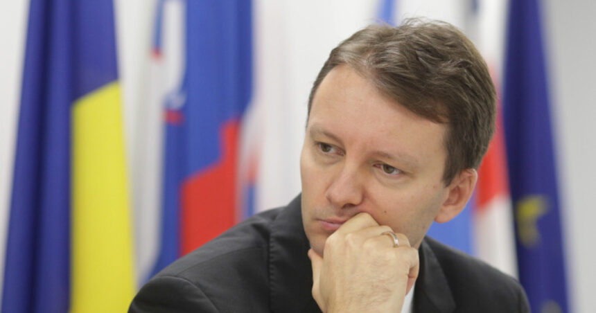 are ceva aer de complot siegfried muresan cere explicatii politicienilor care s au intalnit cu ambasadoarea sua in grecia 6aba0a2040907