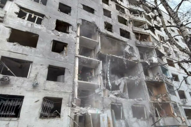 bloc lovit de o bomba ghidata ruseasca in harkiv au fost ranite 22 de persoane inclusiv copii 6aba1f38845cf