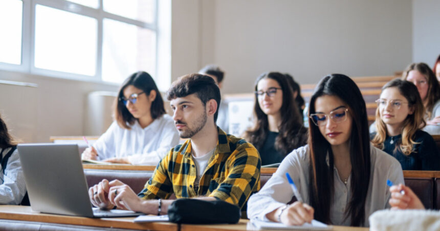 cand incep cursurile la facultate si cum sunt programate vacantele studentilor in anul universitar 2026 2027 6a98f27e0044d