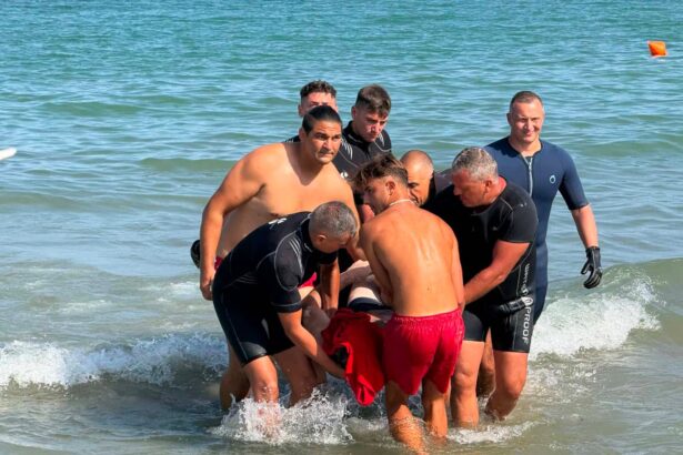 galerie foto a fost gasit turistul disparut in apele marii la costinesti 6a9839b94a70d