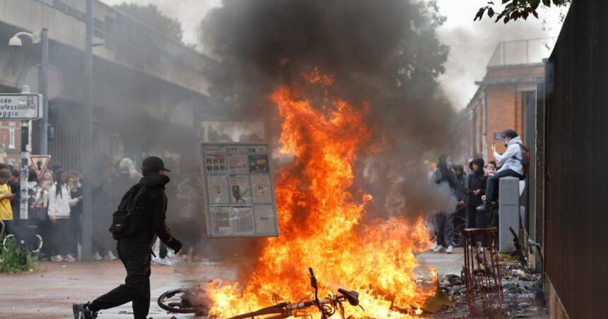 galerie foto haos la protestele elevilor din franta violente si confruntari cu politia peste 200 de persoane au fost arestate 6abbe9439ef66