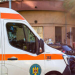 opt persoane care au atacat in luna august o ambulanta care transporta un pacient au fost trimise in judecata 6abd098cd63a8