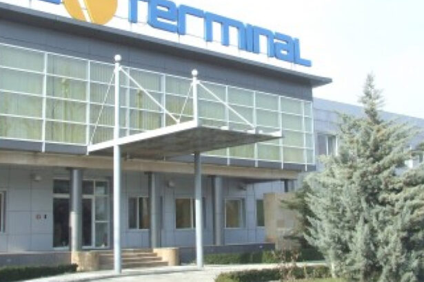salariatii oil terminal anunta greva generala ce revendicari au si cum reactioneaza conducerea companiei 6a986d0b6d0cf