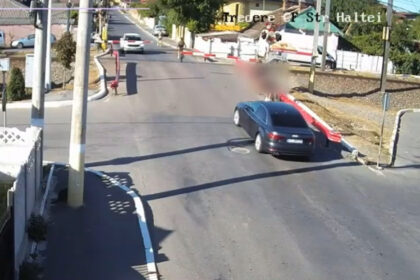 video doi copii din constanta traverseaza calea ferata printre bariere cu cateva secunde inainte sa treaca un tren 6a97c421a08b8