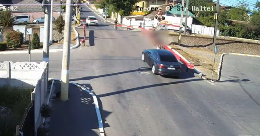 video doi copii din constanta traverseaza calea ferata printre bariere cu cateva secunde inainte sa treaca un tren 6a97c421a08b8