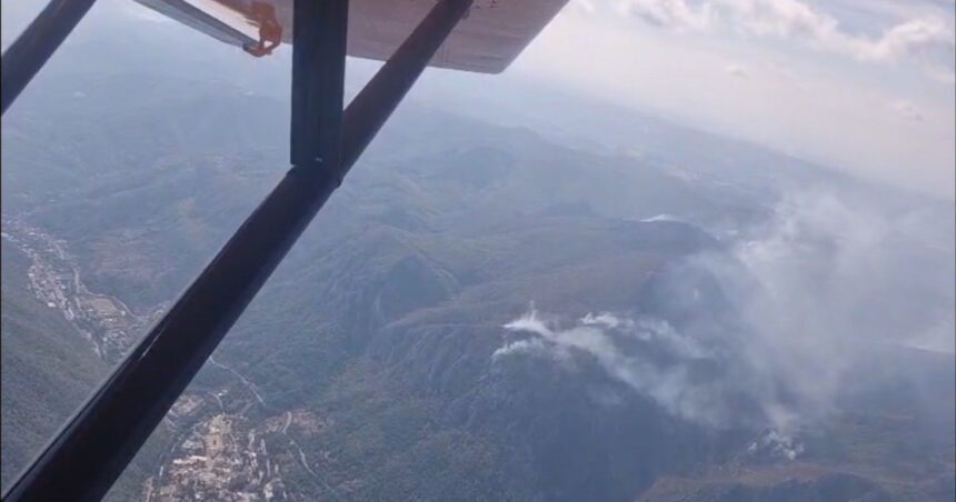 video exclusiv incendiu masiv la baile herculane 400 de hectare au fost mistuite de flacari zeci de pompieri intervin imagini surprinse din avion 6abbb4b645357