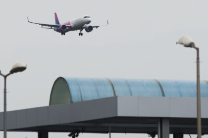 video un avion cu sute de pasageri a facut o aterizare de urgenta pe aeroportul otopeni dupa ce ar fi lovit o pasare 6ab7ce4250c27