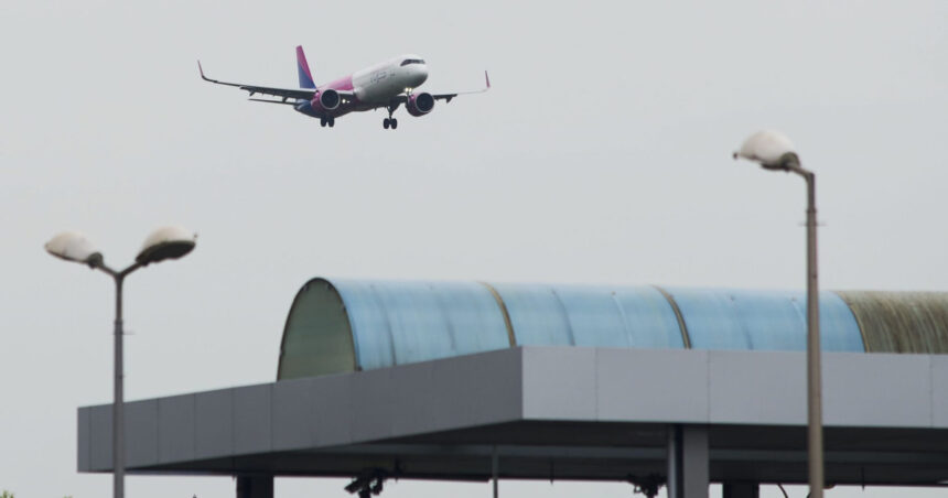 video un avion cu sute de pasageri a facut o aterizare de urgenta pe aeroportul otopeni dupa ce ar fi lovit o pasare 6ab7ce4250c27