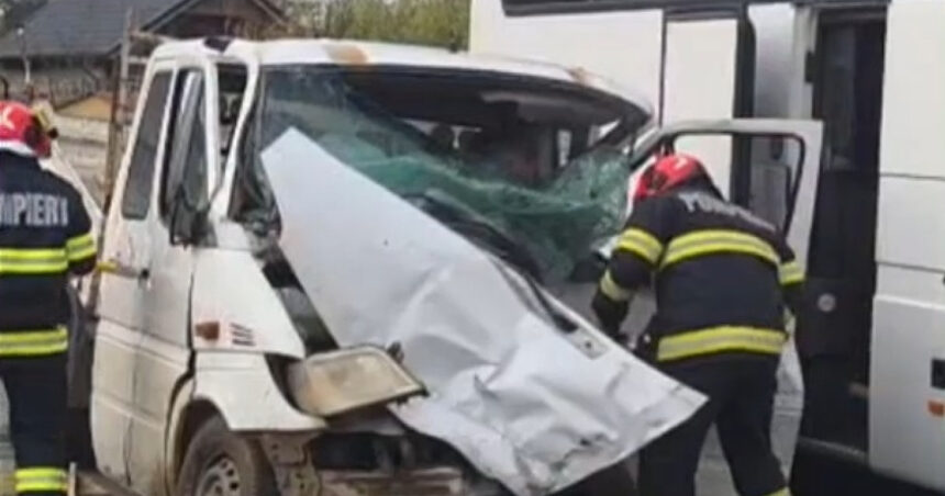 accident pe dn1 in ciolpani un autobuz s a ciocnit cu o autoutilitara isu intervine cu ambulanta masina de descarcerare elicopter 6adf7057663db